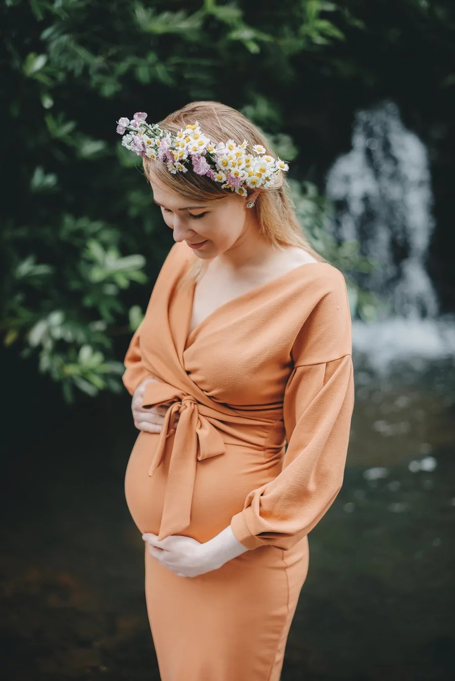 Emotional maternity photography by Rasa Hokušaitė