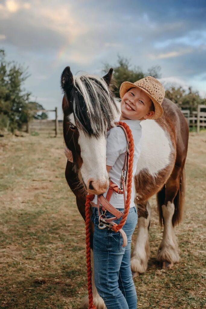 Child and horse photography by Rasa Hokusaitė / Rasa Hokušaitė